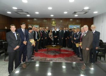 Presidente e diretor da AUDIFISCO e do SINDARE se reúnem com senador Renan Calheiros