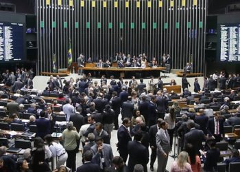  	PROJETO DE LEI QUE REGULAMENTA TETO REMUNERAT?RIO E PREOCUPA SERVIDORES P?BLICOS PODE IR ? VOTA??O HOJE