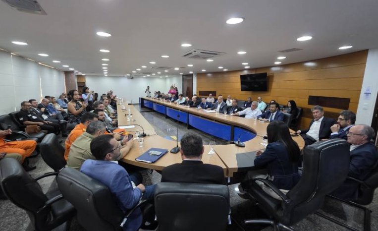 Governo Laurez se compromete a concluir estudos técnicos e enviar PEC do Teto à Assembleia até dia 10 de novembro 